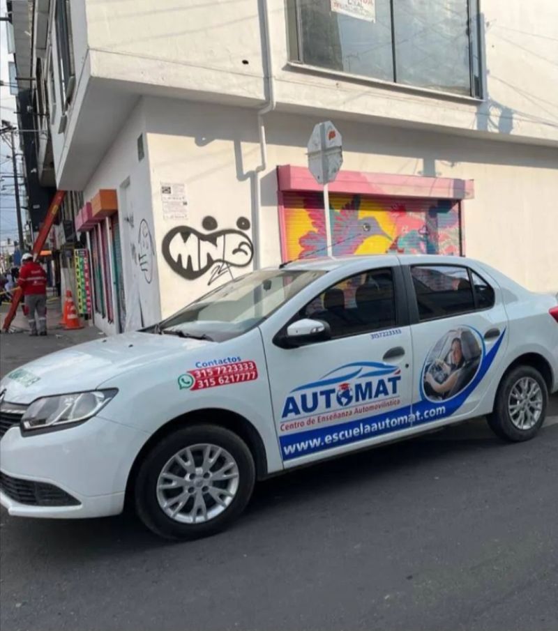 Carro de enseñanza de Escuela Automat frente a la sede en Bogotá