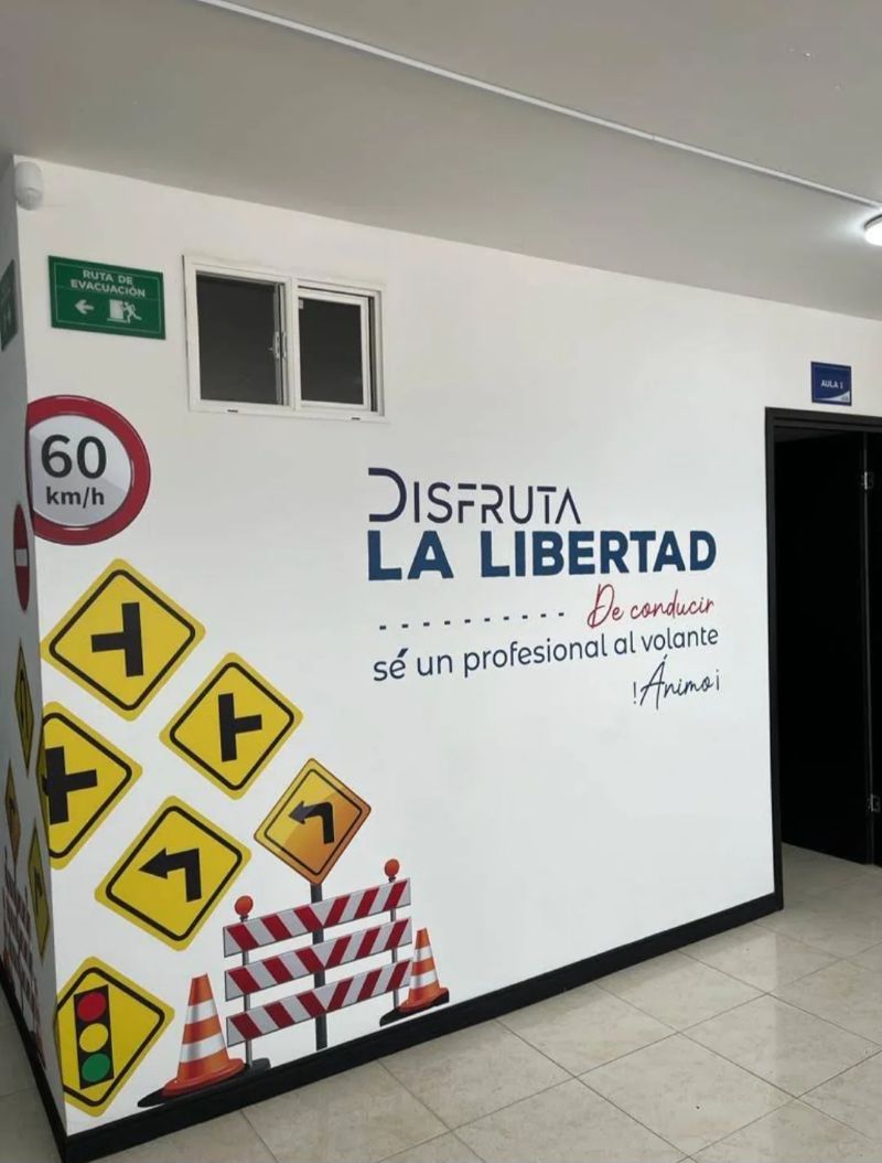 Mural «Disfruta la libertad de conducir» junto al aula de Escuela Automat