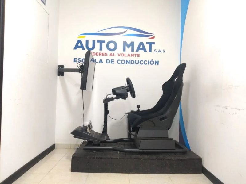 Simulador de conducción con volante, pedales y palanca en la sede de Automat